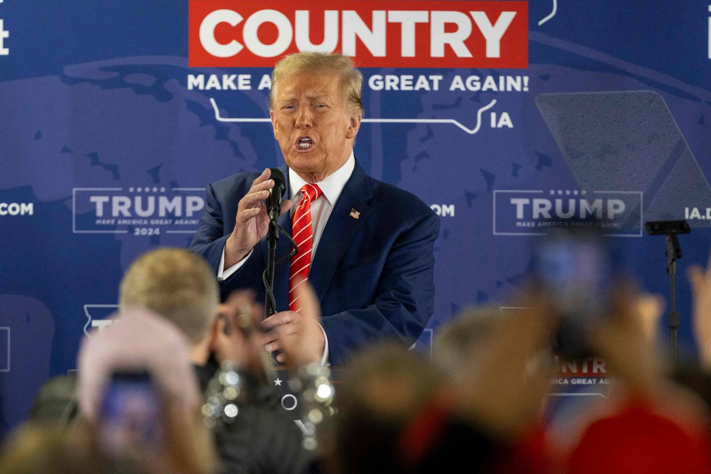 El expresidente de Estados Unidos y aspirante presidencial republicano Donald Trump habla durante un mitin "Commit to Caucus" en Newton, Iowa. (Foto de Christian MONTERROSA / AFP)