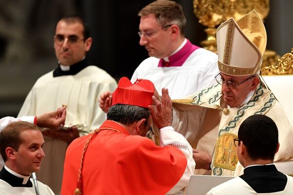 El portugués Antonio Augusto dos Santos Marto , uno de los nuevos cardenales, se arrodilló ante el papa Francisco, este jueves 28 de junio del 2018.