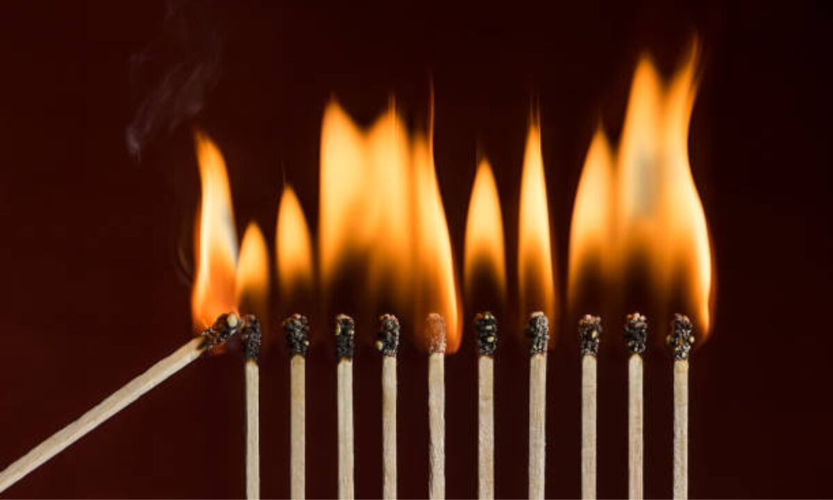 La llama del fósforo puede encender materiales como papel, madera o velas. 