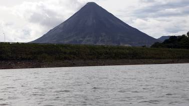 Vuelco de bote en lago Arenal provoca desaparición de dos personas