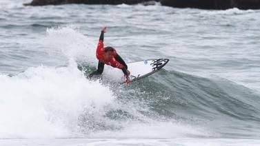 Jason Torres y Leonardo Calvo avanzan a segunda ronda del Mundial de Surf 