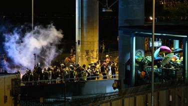 Policía de Hong Kong disuelve a la fuerza una manifestación prohibida
