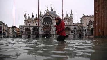 Histórica marea alta sorprende a pobladores y visitantes de Venecia