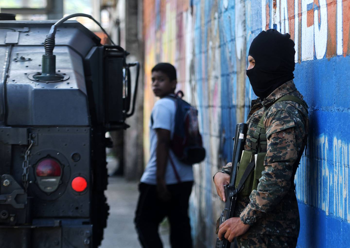 Un soldado vigila en una de las calles de San Salvador. El Ejército salvadoreño intensificó su presencia en las calles en los días previos a las elecciones donde el mandatario Nayib Bukele tiene el camino allanado para ser reelecto.
