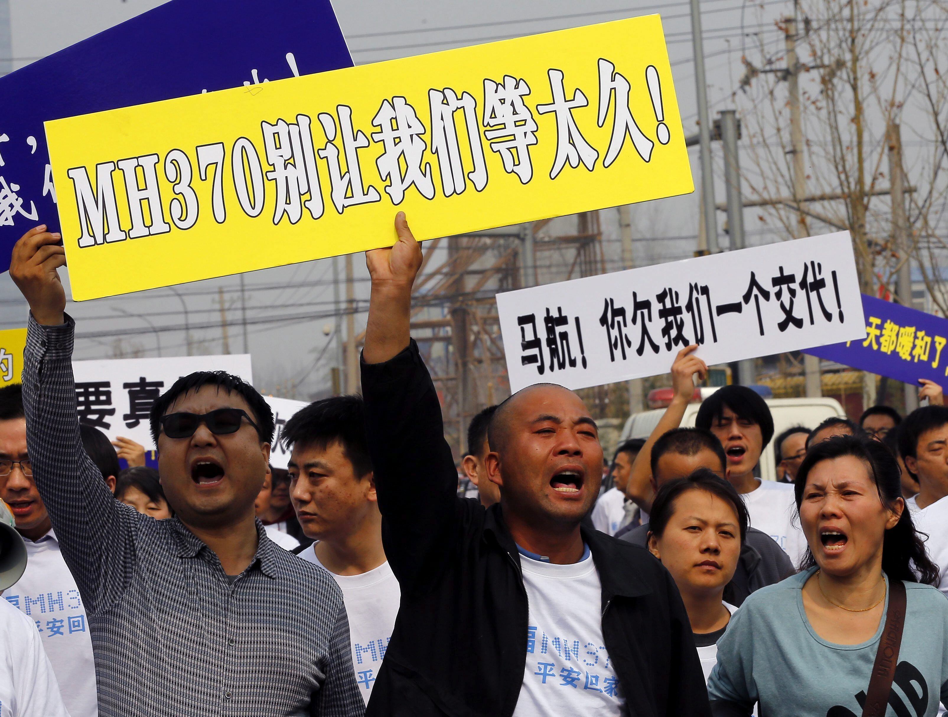 Las familias de las víctimas del vuelo MH370 de Malaysia Airlines han tomado todas las vías para ser escuchadas en su clamor por respuestas. Esta foto muestra una protesta realizada el 25 de marzo de 2014, la cual fue bloqueada por la policía china en su intento de alcanzar la embajada de Malasia en Pekín. Foto: EFE/Rolex Dela Pena.