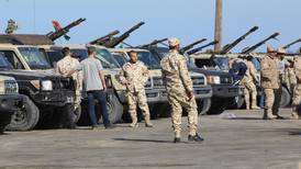 Líder militar rebelde mantiene su ofensiva sobre la capital de Libia