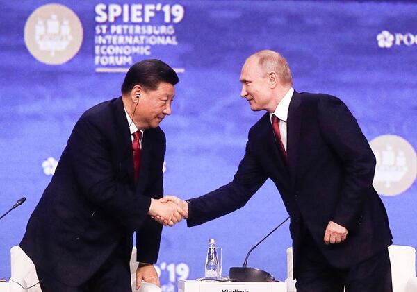 El presidente ruso, Vladimir Putin (derecha), se saludÃ³ con su homÃ³logo chino, Xi Jinping, este viernes 7 de junio del 2019 en el Foro EconÃ³mico Internacional en San Petersburgo.