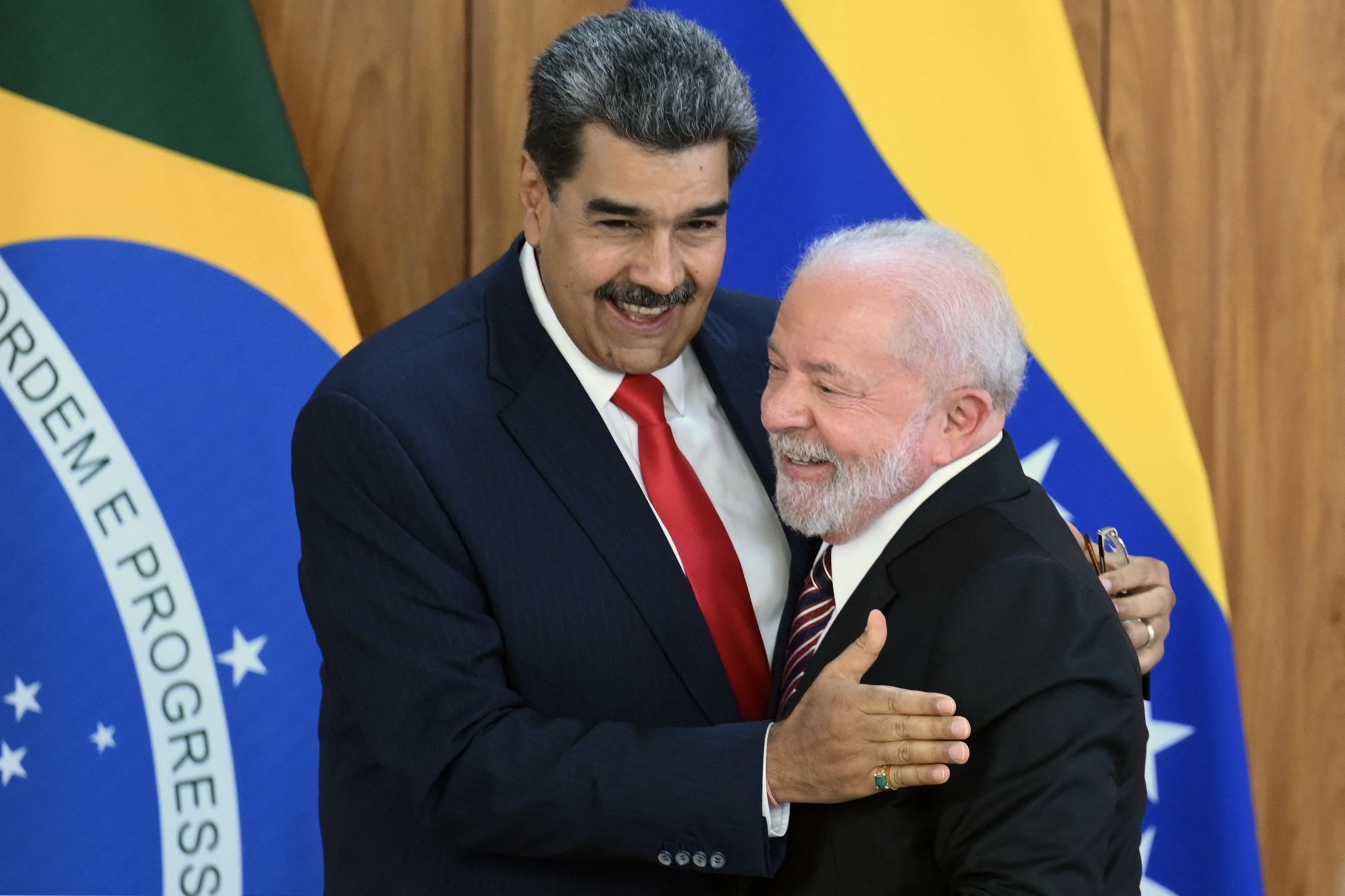 El presidente de Brasil, Luiz Inácio Lula da Silva, recibió este lunes con honores en Brasilia a su par venezolano, Nicolás Maduro, y juntos anunciaron el inicio de una “nueva época” en la relación entre sus países y a nivel regional. 