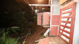 Cinco casas en riesgo luego de que deslizamiento socavó terreno y quebró tubería en Desamparados