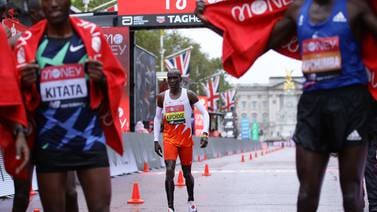Eliud Kipchoge sufre primera derrota en siete años en cierre de infarto en maratón de Londres