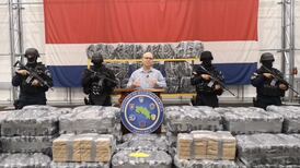 Guardacostas intercepta lancha con dos toneladas de marihuana en el Pacífico sur