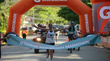Valiente atleta gana Maratón Tamarindo y rinde homenaje a sus hijos fallecidos en accidente