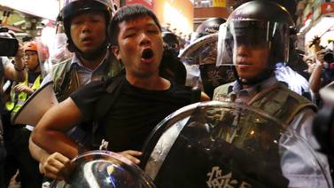Policía carga en Hong Kong contra manifestantes luego de nueva protesta masiva