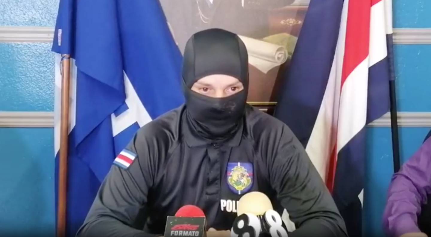 captura de pantalla de la conferencia de prensa de policias