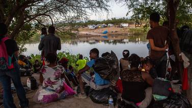 Campamento de migrantes haitianos se diluye en la frontera de EE. UU.