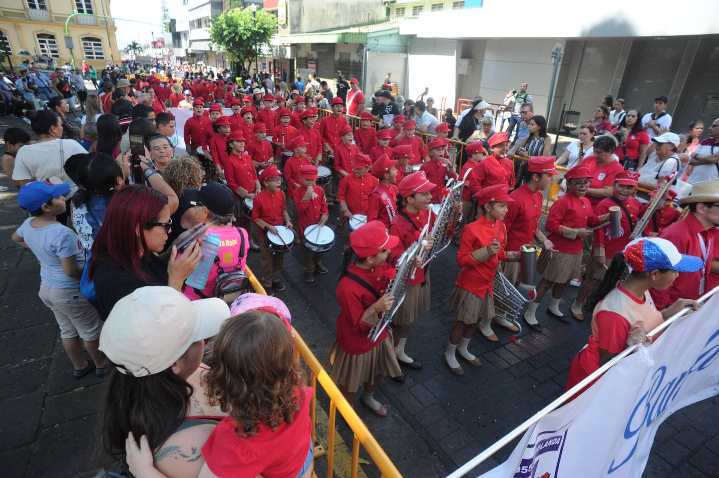 El rojo vibrante se hizo presente con la banda de la Escuela Holanda en los desfiles del 11 de abril. Foto: Jorge Navarro