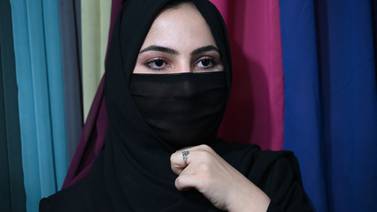 Talibanes obligan a presentadoras de TV en Afganistán cubrirse el rostro para salir al aire