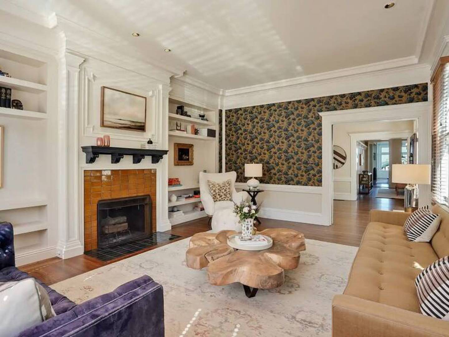 Uno de los salones de la casa de Julia Roberts tiene chimenea y paredes tapizadas. Foto: Sotheby's International Realty