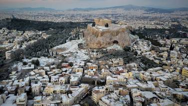 ¡Fantástico!: la nieve cubre la Acrópolis de Atenas