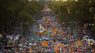 Cataluña responde en la calle a planes de intervención  de Madrid 