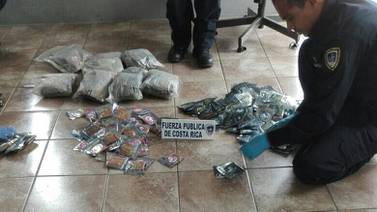 Policía encuentra en calle bolsas con 1.347 dosis de droga llamada K2