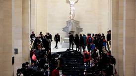 Defensores del ambiente derraman 'río de petróleo' simbólico en el Louvre