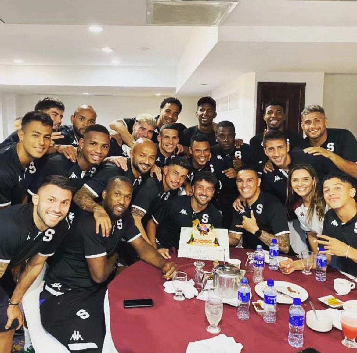 Christian Bolaños celebró con casi todos sus compañeros su cumpleaños 39. Ellos están en la concentración del Saprissa. Foto: Instagram