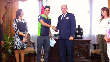 Andrey Amador le dio el 'maillot' de Movistar Team al presidente Luis Guillermo Solís