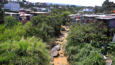 2.000 casas corren enorme riesgo por deslizamiento activo a orillas del río Reventado en Cartago