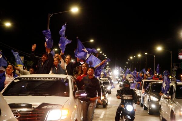 Seguidores del presidente Juan Orlando Hernández salieron a las calles de Tegucigalpa a festejar lo que consideran el triunfo electoral de su candidato.