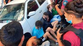 Detenidos seis hombres por violar a una joven dentro de auto estacionado en Argentina