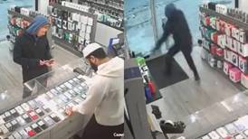 Joven intenta robar celulares en tienda en Reino Unido pero puerta se lo impide 