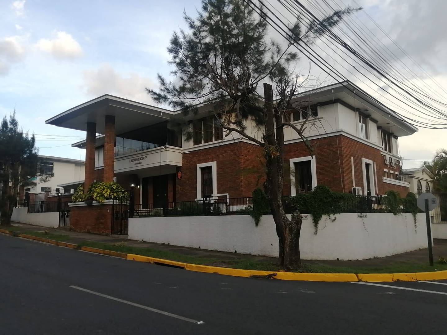 Las oficinas del bufete Lexincorp se ubican en Los Yoses, en San Pedro de Montes de Oca. el canciller Arnoldo André Tinoco es el socio fundador.