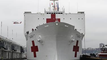 Nueva York da la bienvenida a buque hospital en plena lucha contra covid-19