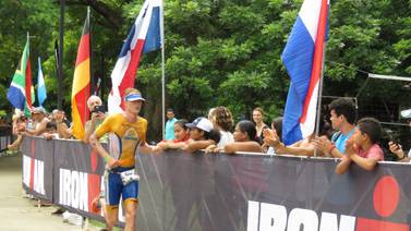 Ocho meses después de fracturarse el cuello, británico gana el Ironman Costa Rica 70.3