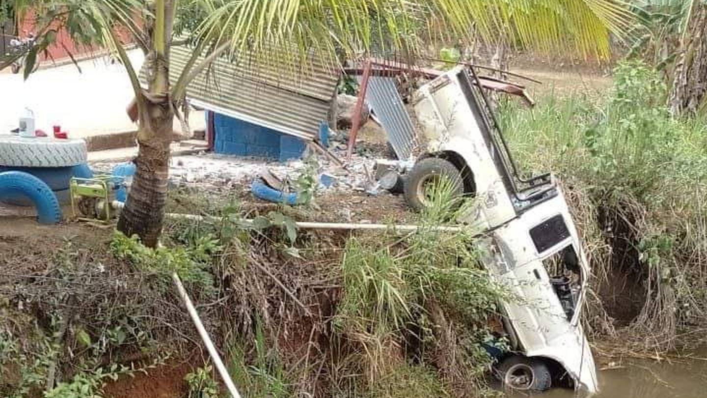 Adulta mayor muere en parada de bus al ser atropellada por vehículo que iba sin control en Los Ángeles de Nandayure, Guanacaste. Foto: Cortesía