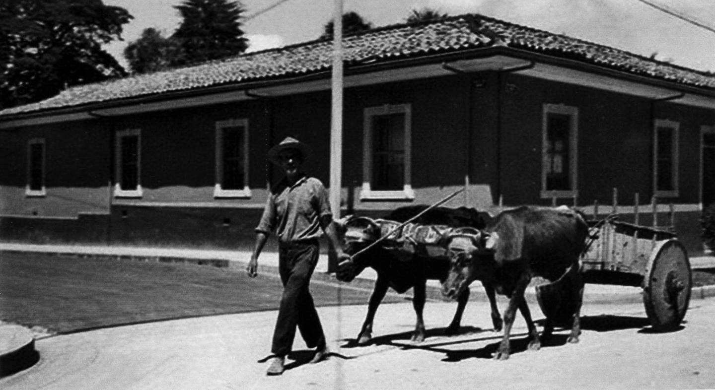 La llamada Casa Rosada, en la esquina suroeste de avenida 1 y calle 17, en la década de 1950. Quizá
la única casa de adobes que quede en San José. Fotografía de Foto Sport. Andrés Fdez. para LN.