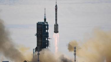 Misión tripulada Shenzhou-12 se acopla con éxito a estación espacial china