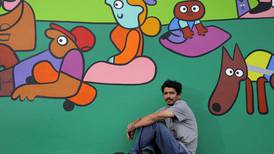 Francisco Munguía, el retratista que captura los barrios ticos con humor y color