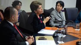 Contralora comparece en comisión legislativa para discutir sostenibilidad financiera de RACSA
