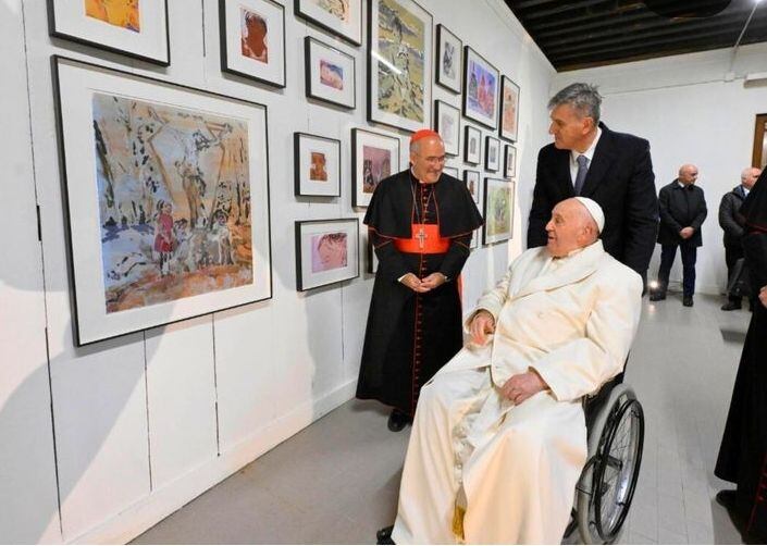 El papa Francisco hizo un recorrido en su silla de ruedas por la exposición que tiene el Vaticano en la Bienal de Arte de Venecia.