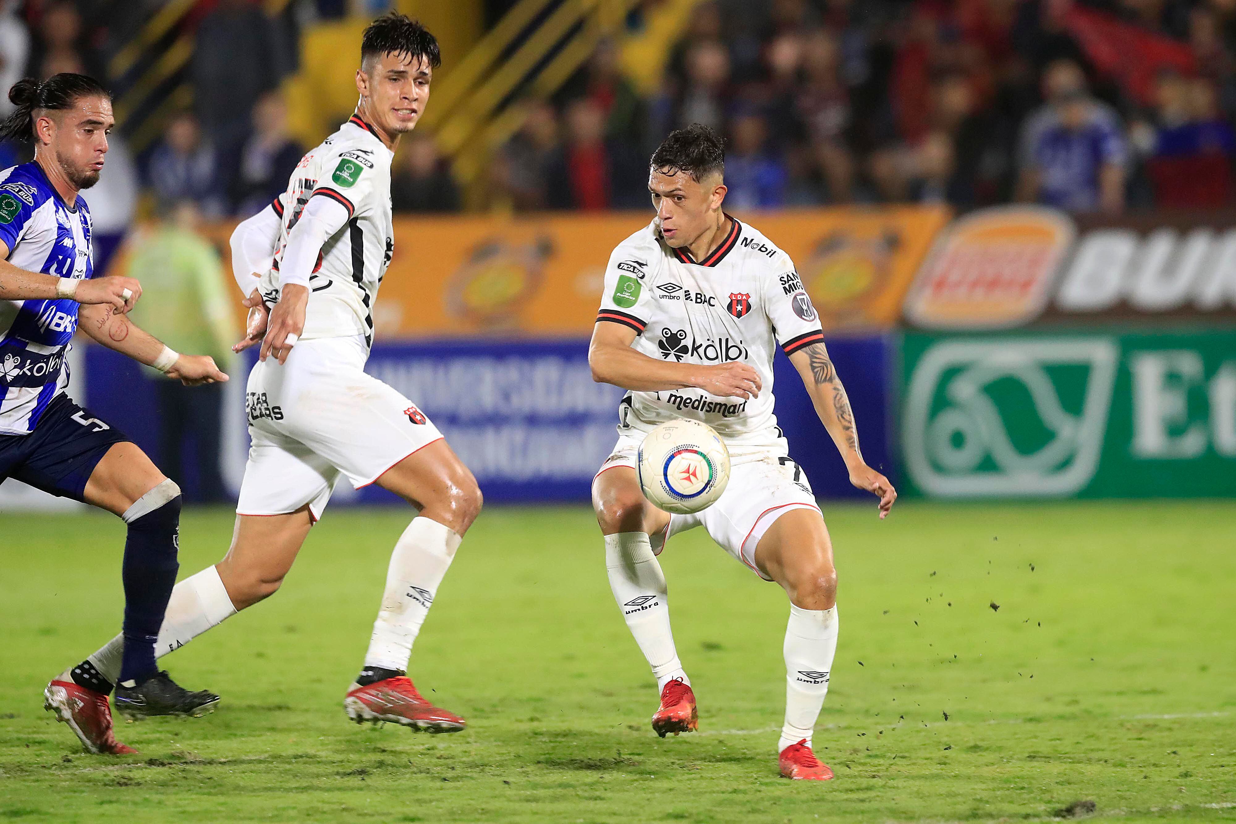 Fernando Lesme y Anthony Hernández son dos piezas en ofensiva de Liga Deportiva Alajuelense.