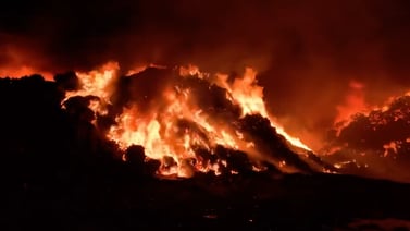 Enorme quema de llantas en basurero a cielo abierto lleva más de 16 horas encendida en La Guácima