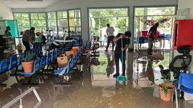 Decenas de personas limpiaron el área de salud de Valle La Estrella, afectada por inundaciones