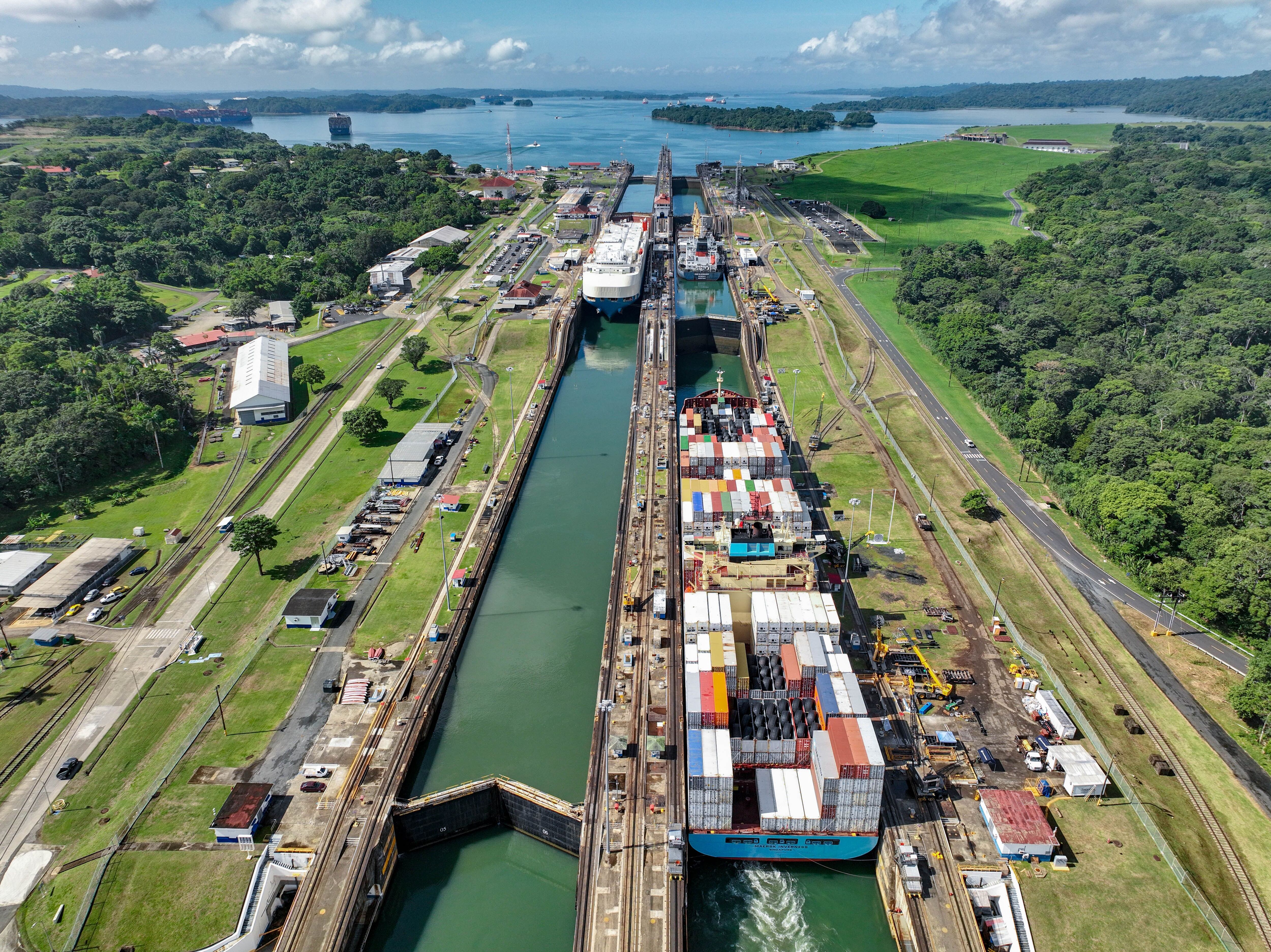 El Canal de Panamá  amplió de 27 a 31 el cruce diario de embarcaciones, gracias al aumento del nivel de los dos lagos artificiales que abastecen de agua dulce al cauce de 80 kilómetros.