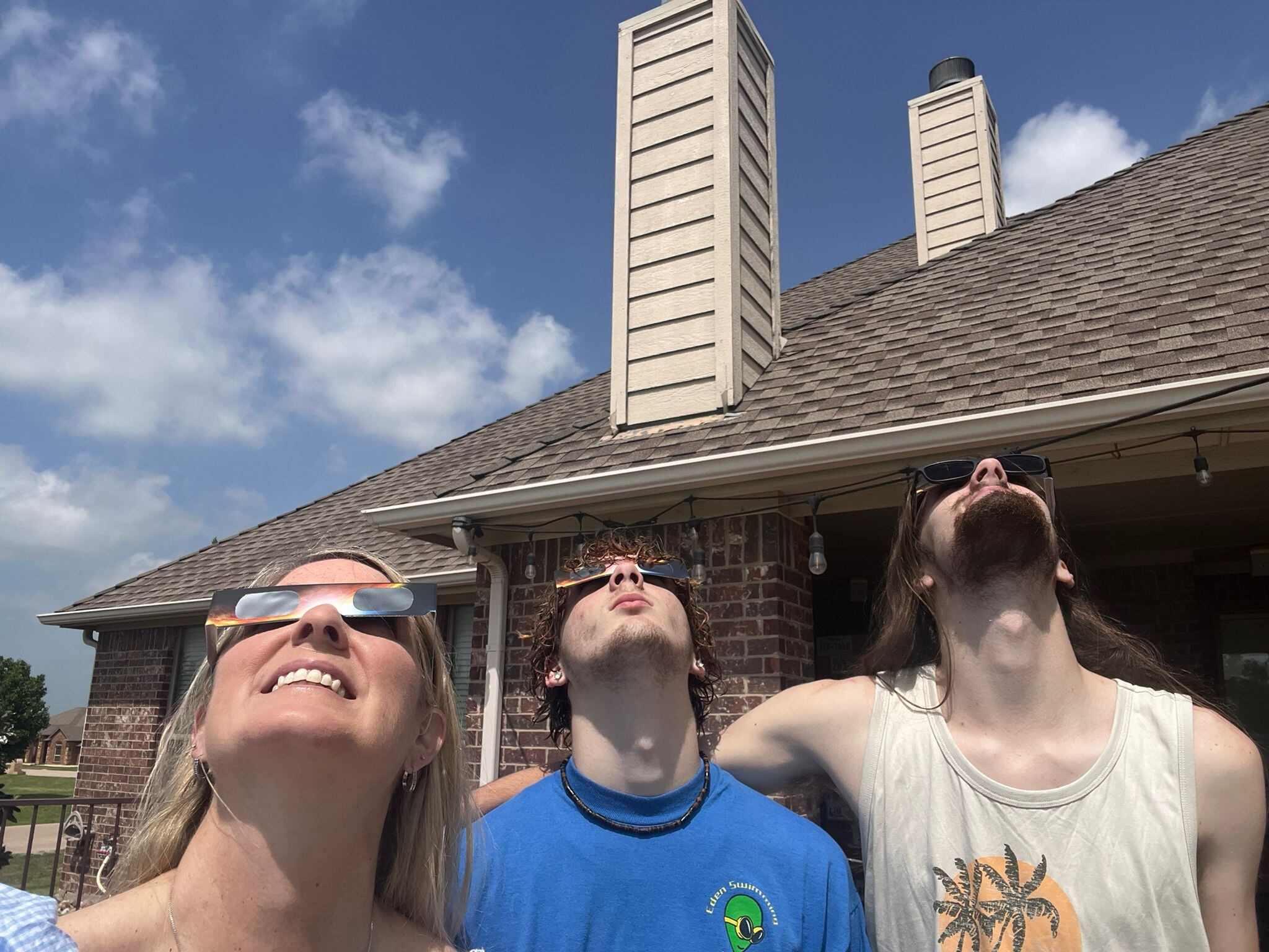 Tara Key junto a sus hijos Micah y Jonah disfrutando del eclipse en Texas, Estados Unidos.