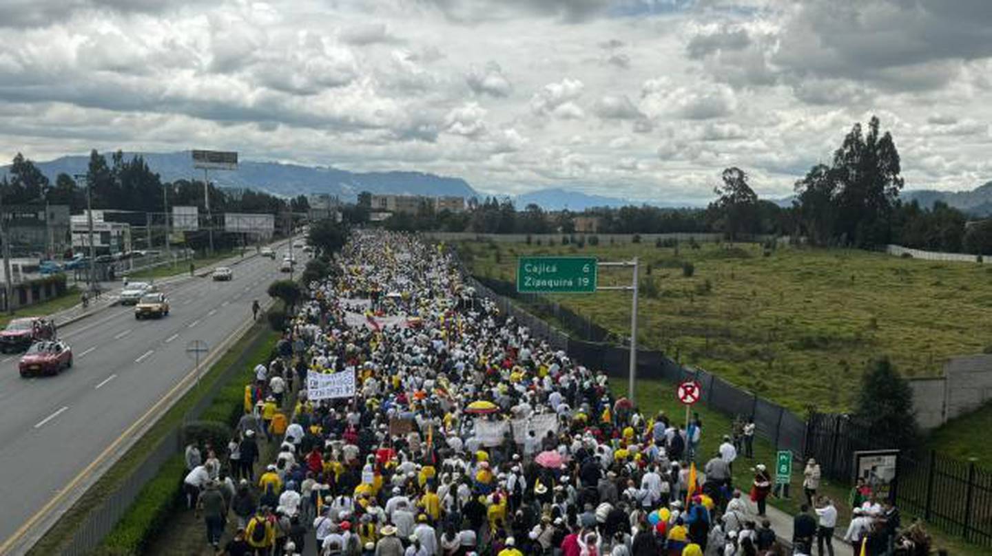 Manifestantes en la sabana norte de Bogotá, Colombia, llegaron el residencial donde está ubicada la casa del presidente Gustavo Petro. FOTO: El Tiempo