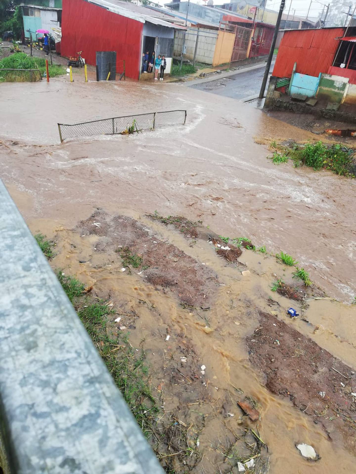 En Vista Hermosa de Oreamuno, Cartago, la tarde del domingo varias casas resultados inundadas por las fuertes precipitaciones. Foto: suministrada por Keyna Calderón.
