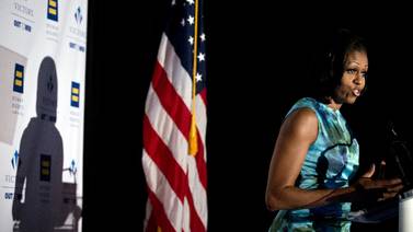 Michelle Obama confronta a manifestante en acto de recaudación de fondos