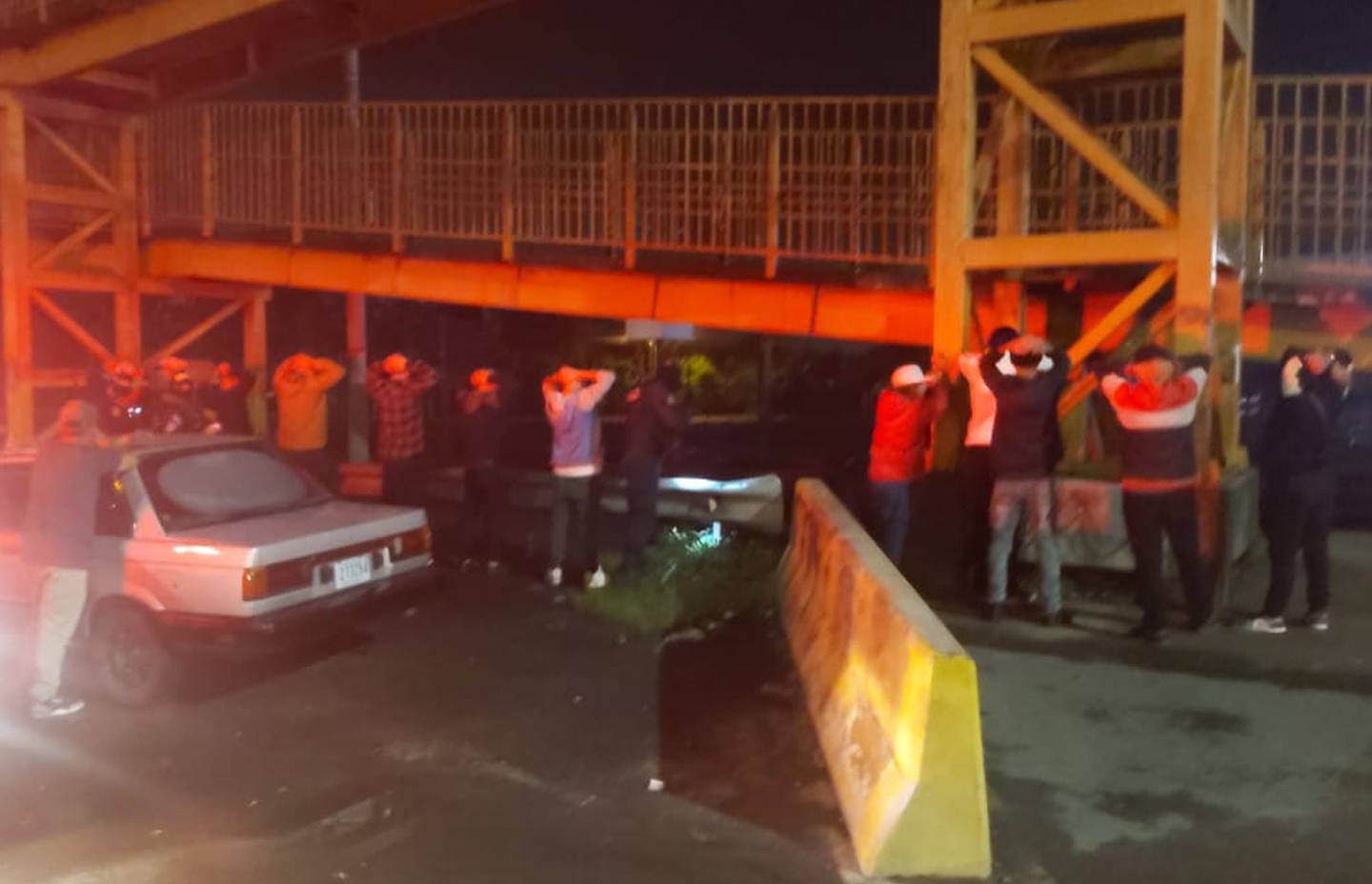 Entre la noche del sábado y la madrugada de este domingo, las autoridades volvieron a investigar y sancionar a conductores sorprendidos en "piques" en La Lima. Foto: Suministrada por Keyna Calderón.
